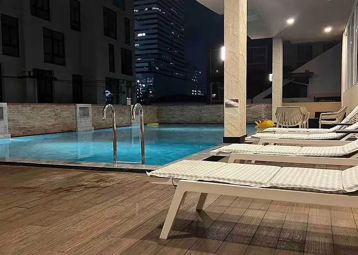 Patio Bts Sanam Pao 4*